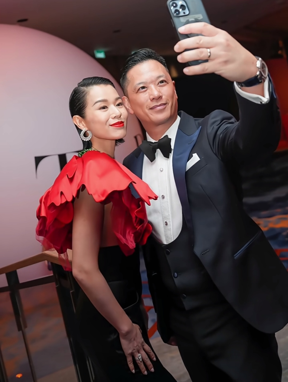 胡杏儿和老公十指紧扣亮相活动,李乘德上台阶贴心拉着她的手,夫妻档