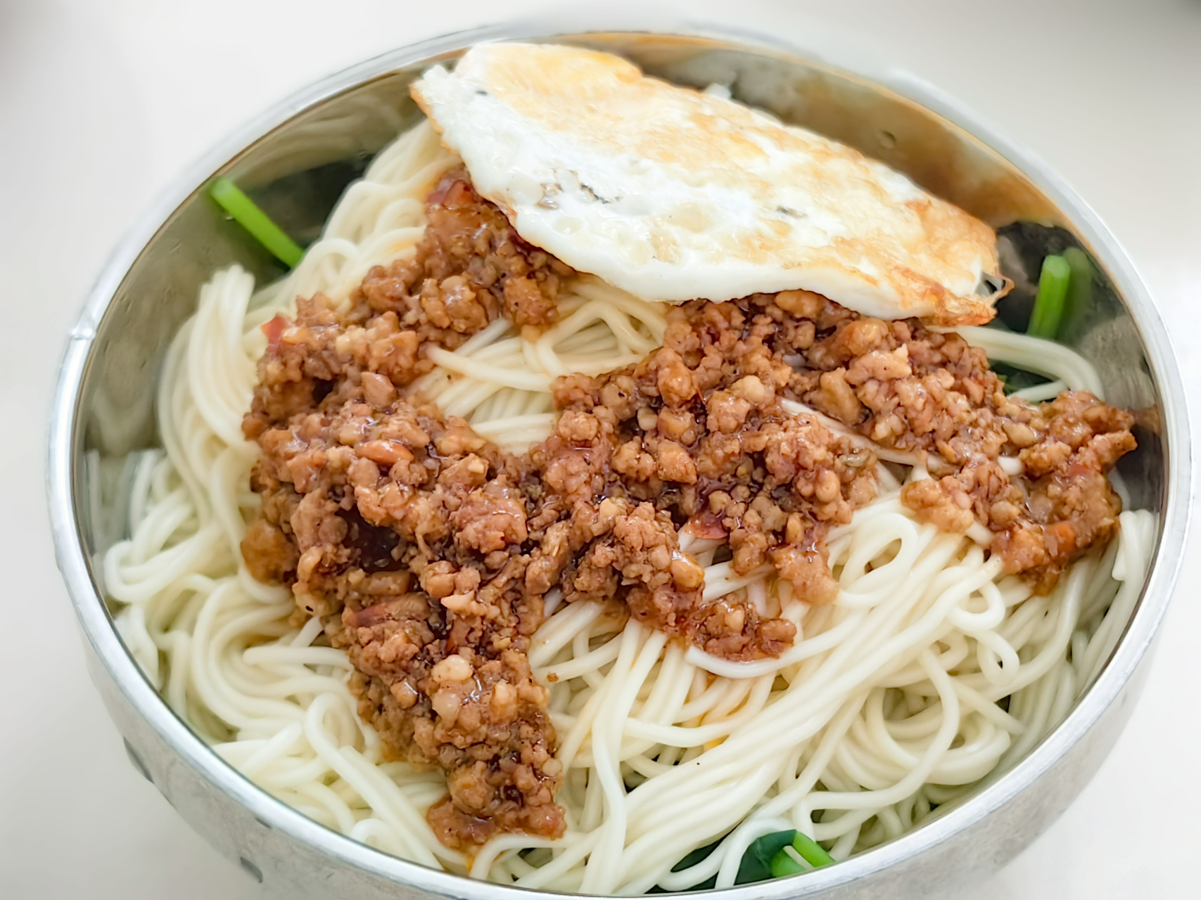 两份荞麦面,一份煎蛋炸酱面,味道都很鲜美不错哦.