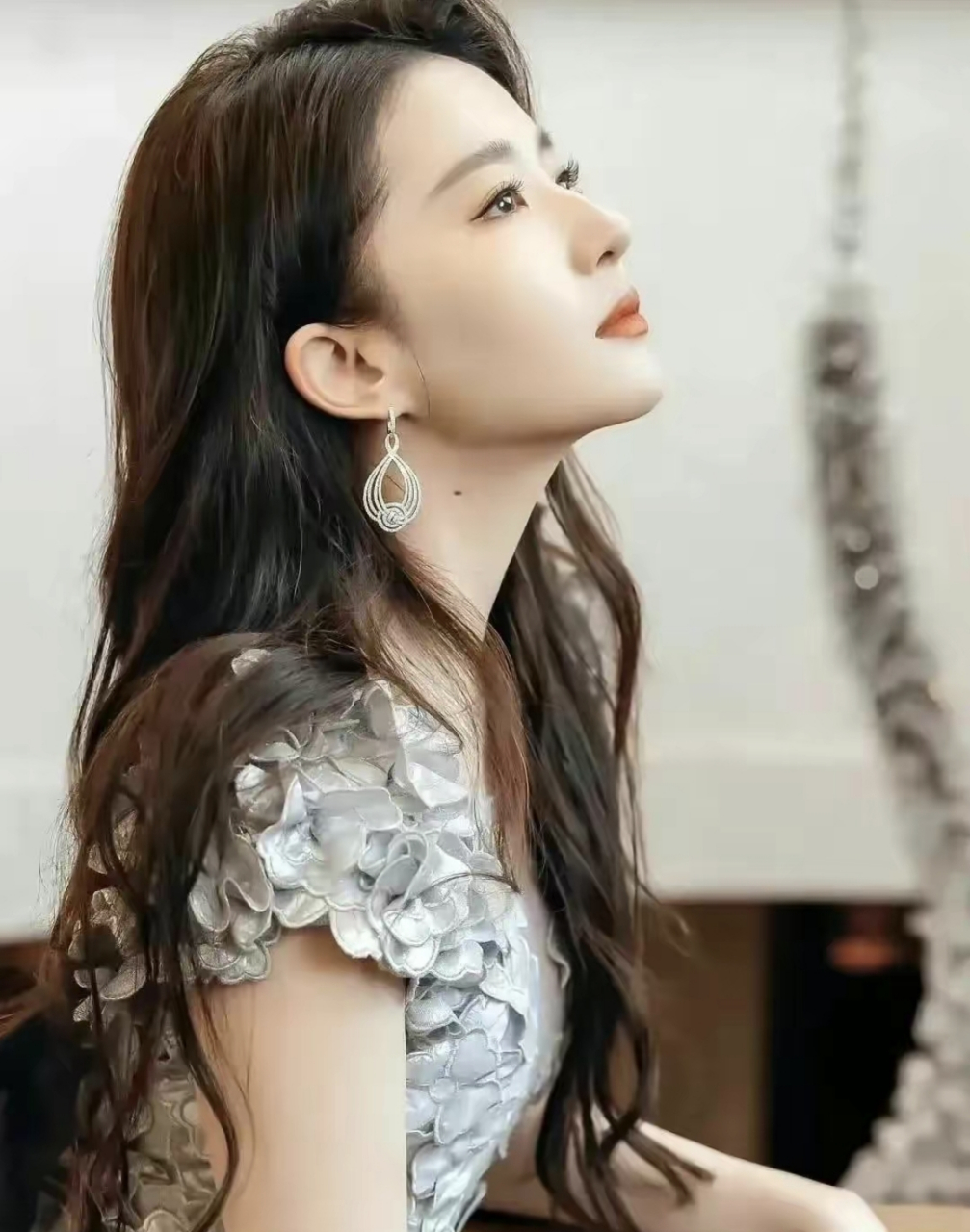 刘亦菲性感写真:神仙姐姐镂空长裙,好身材展露无疑,太仙了