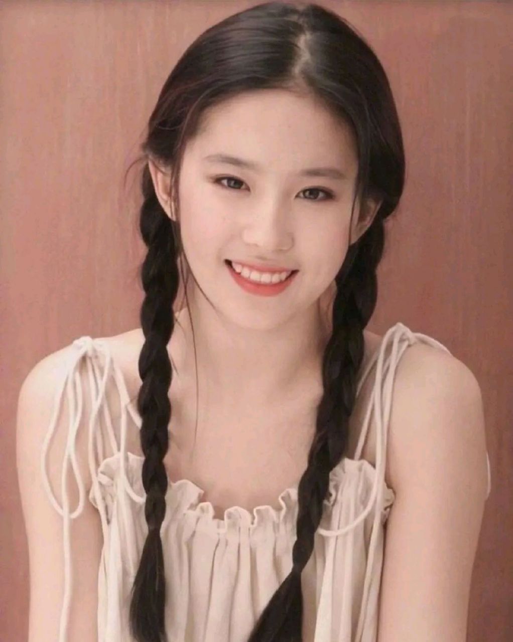 男方是摄影师,刘健安在摄影方面颇有建树,获得过2017年度时尚行业先锋