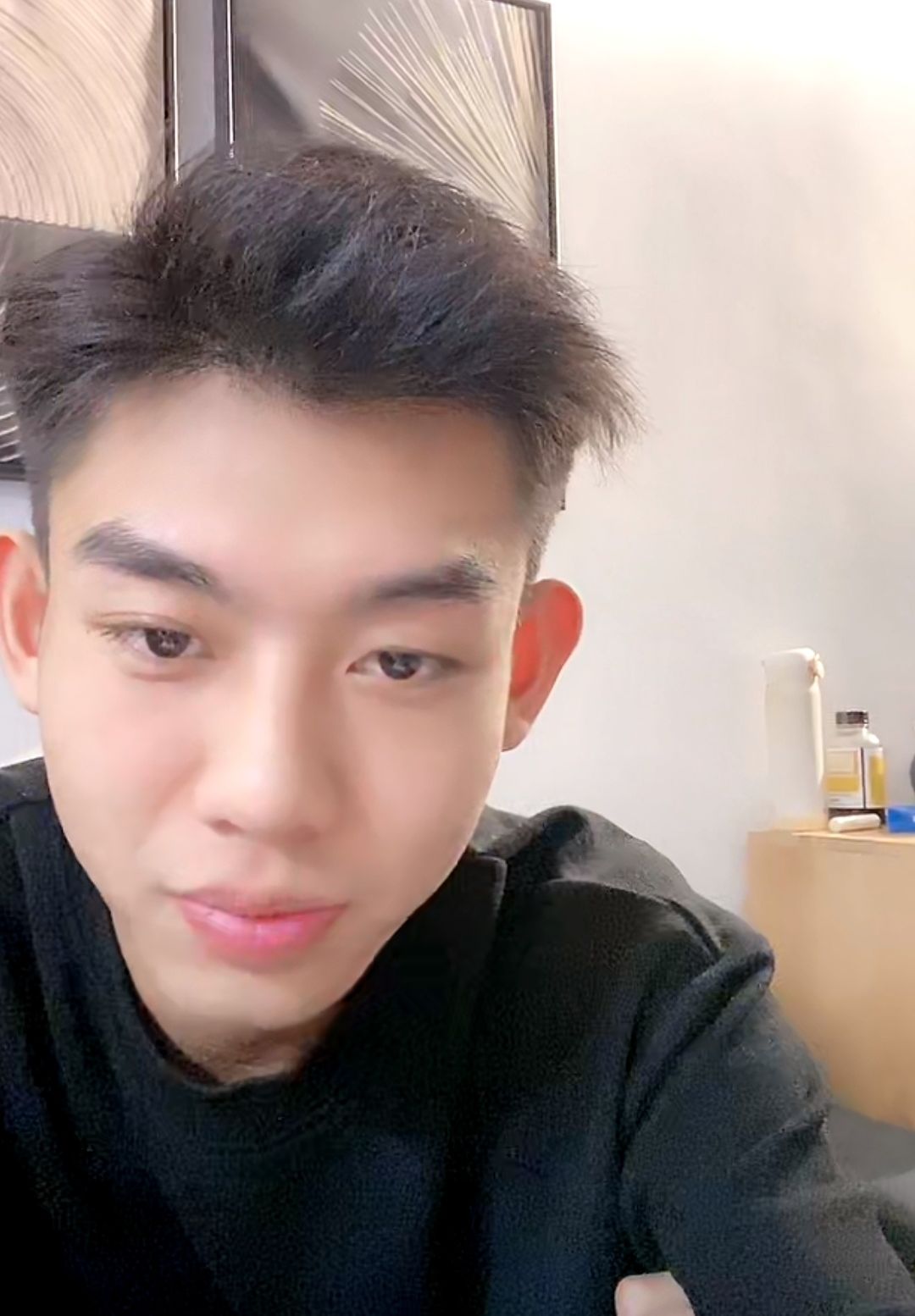 抖音帅气男孩张国政的《白月光与朱砂痣》