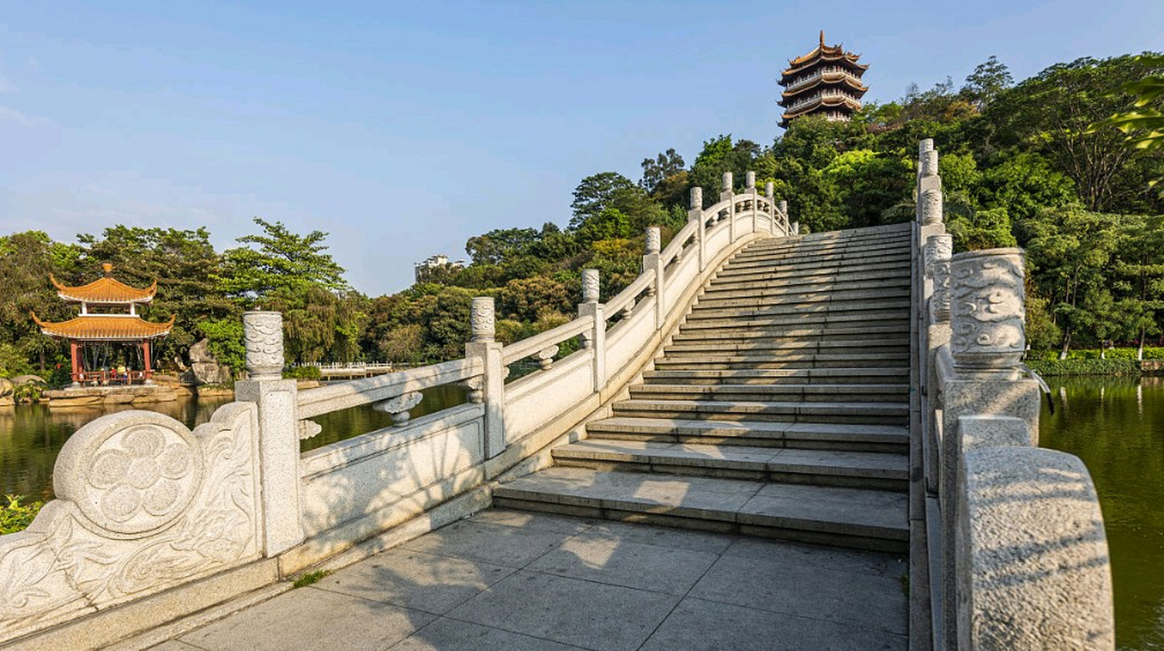 长安公园不仅是当地居民休闲娱乐的好去处,也吸引了众多游客前来游览