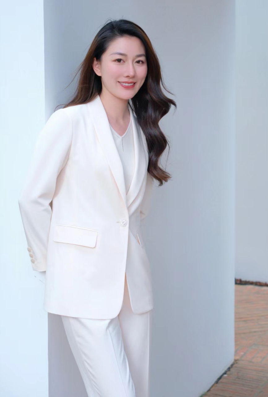 简约的白色西服套装  搭针织背心干练不显累赘