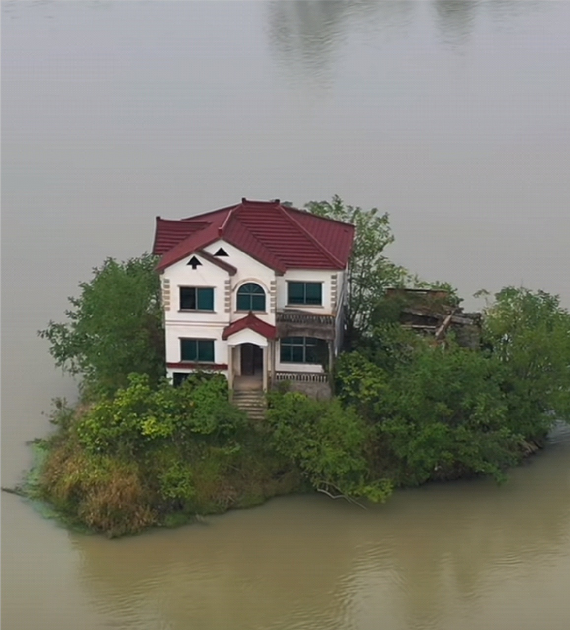 国内水上最强的别墅,泡在水中孤岛30年不搬,据说当年给三千万都不愿拆