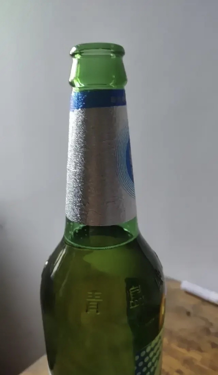 有开水炉更没有饮水机, 那时每天上学走时就从家里拿个空啤酒瓶装满水