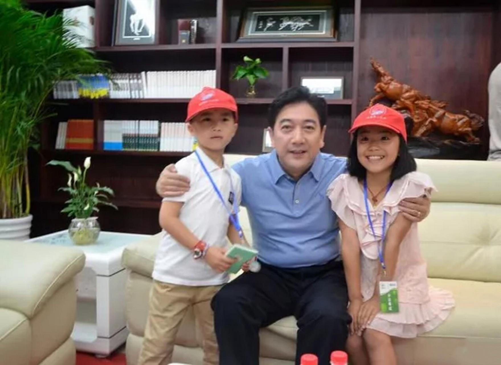 水均益的二婚妻子杨迪真是漂亮,一对龙凤胎更像谁!