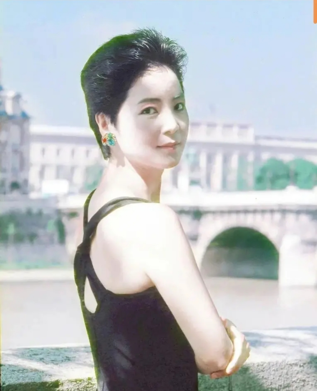 这是1987年,邓丽君在法国巴黎,一张罕见的留影,镜头中的她无论是发型