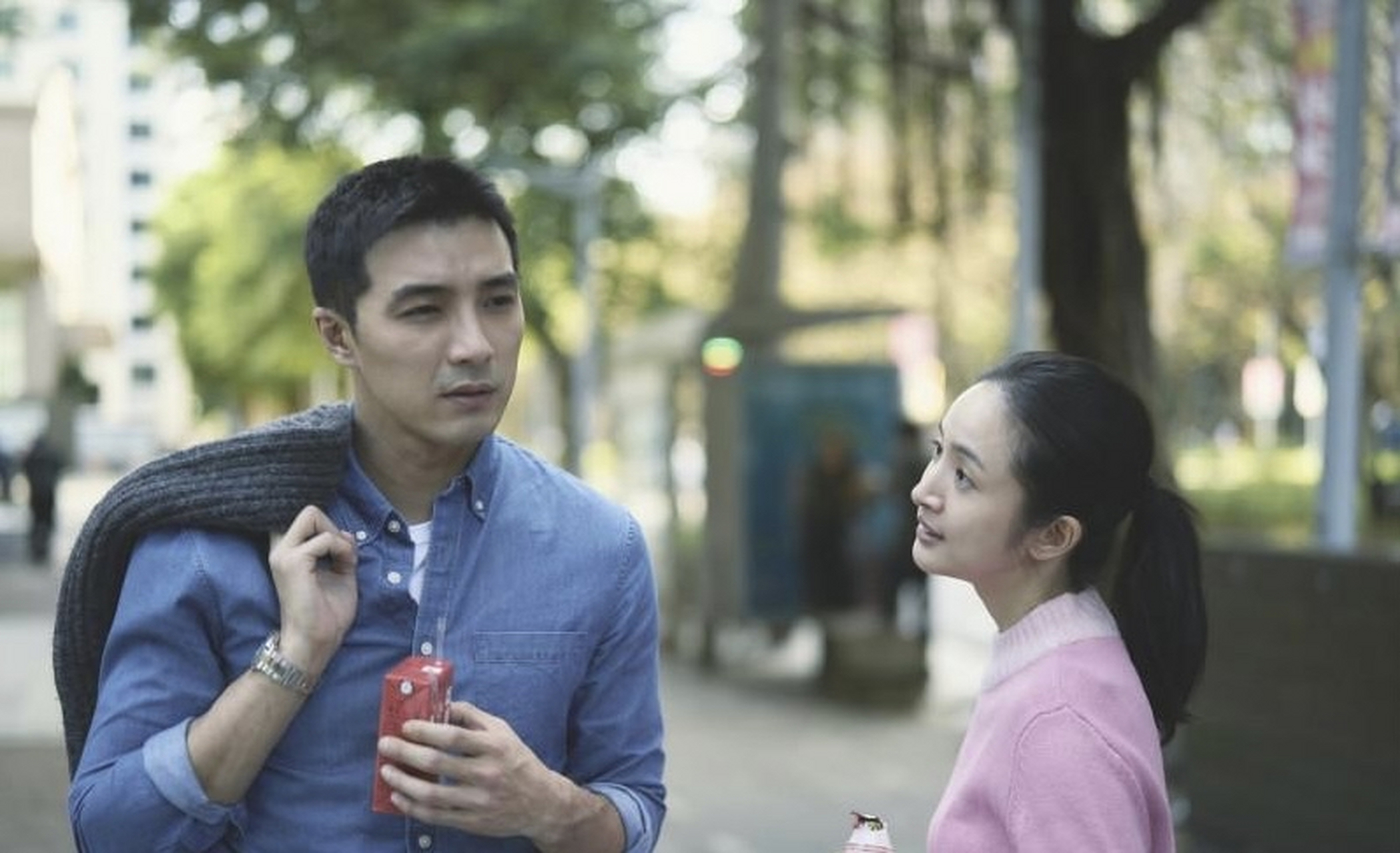 贺军翔和林依晨拍摄新戏《不够善良的我们》,有点认不出贺军翔了,更加