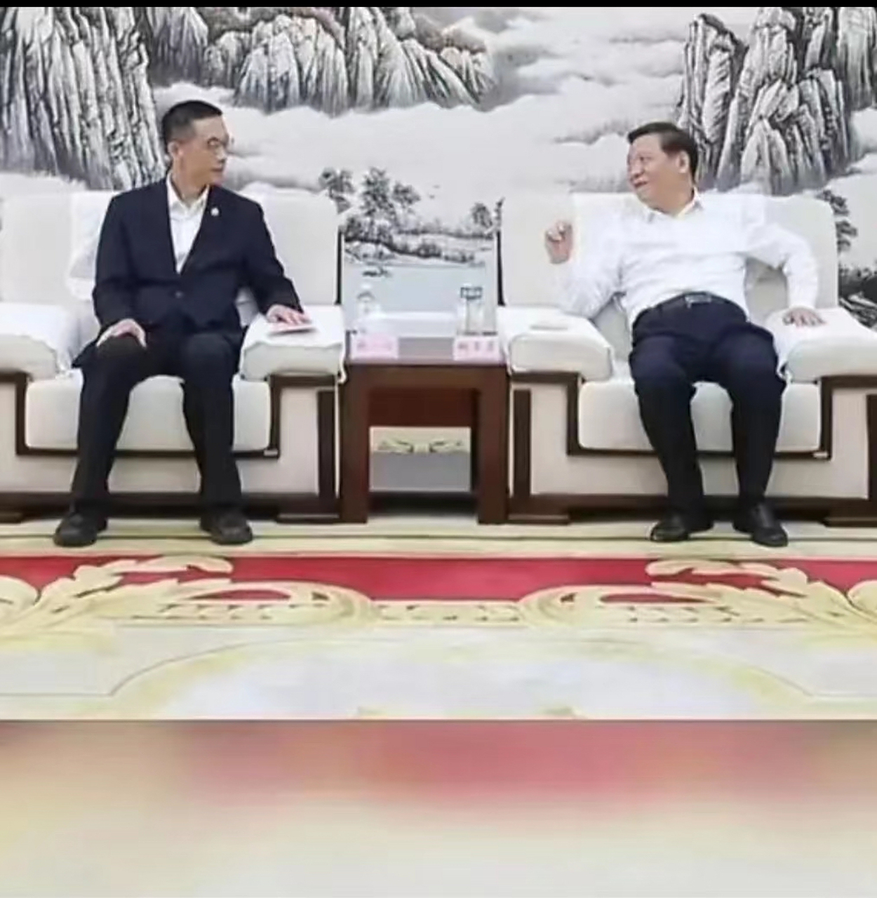 市委书记会见施一公坐姿引争议# 一张驻马店市委书记会见乡贤施一