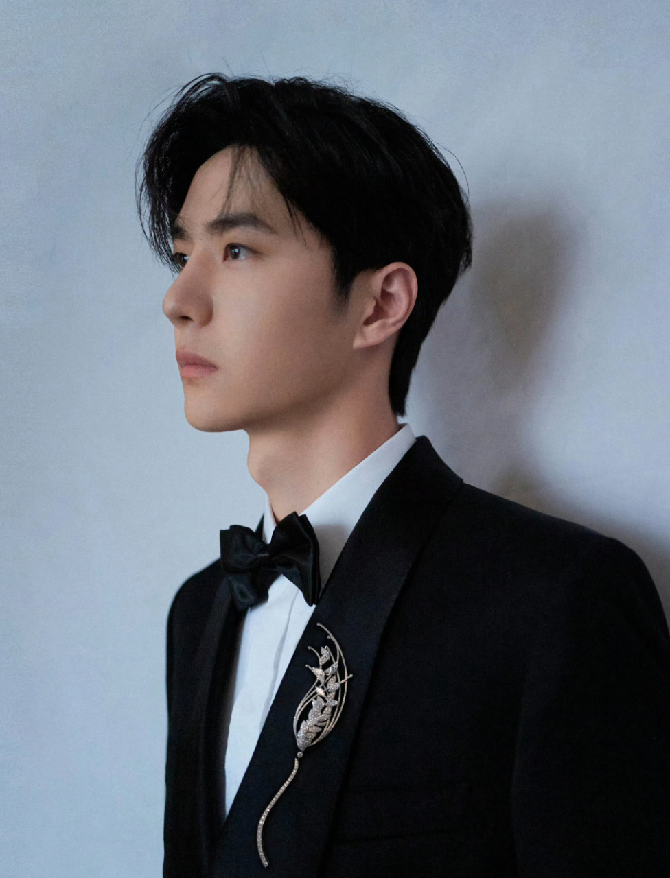 洛阳城出来的那个少年背后全是光光的背后是不为人知的心酸 #王一博