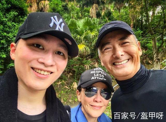 劉嘉玲曬周潤發近照,發哥頭髮全白了,65歲的他狀態非常好