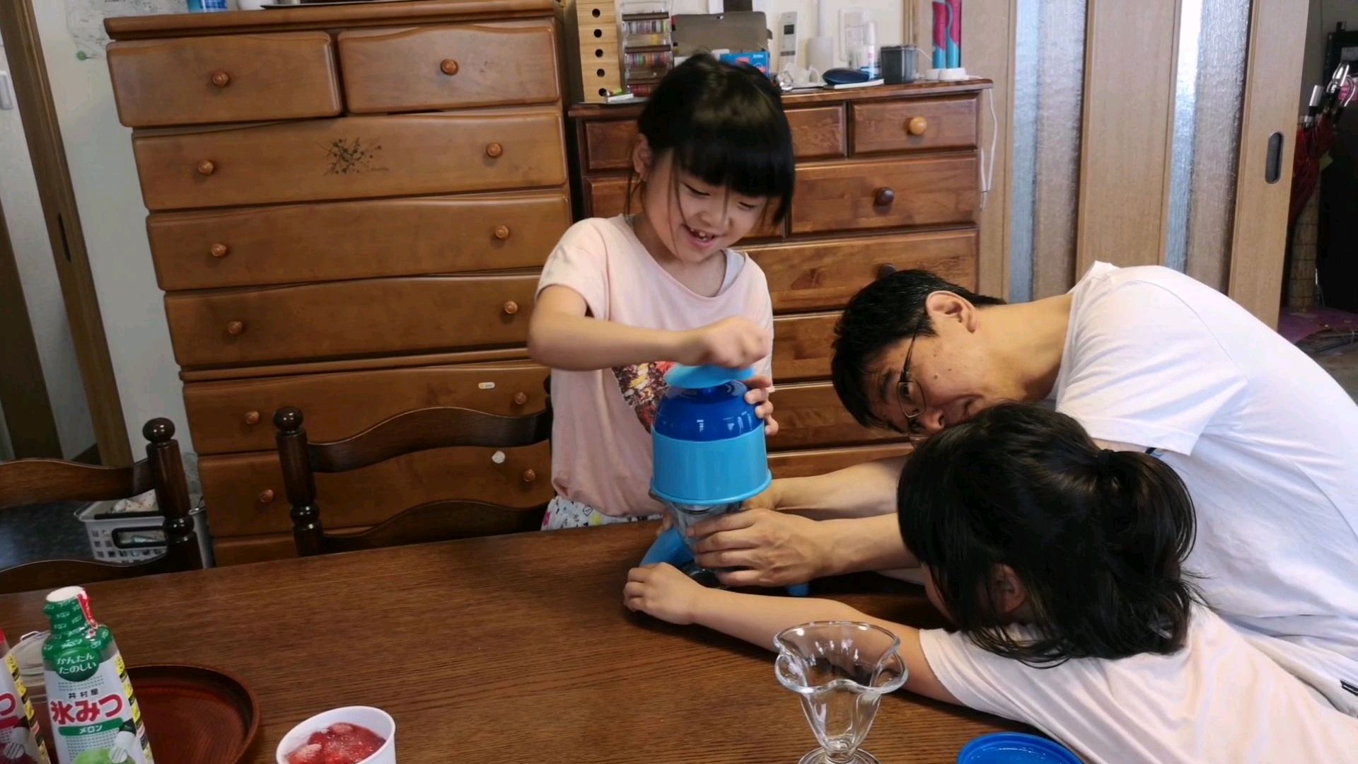 中日家庭,日本人爸爸带孩子,做动漫里常见的刨冰,夏天解暑