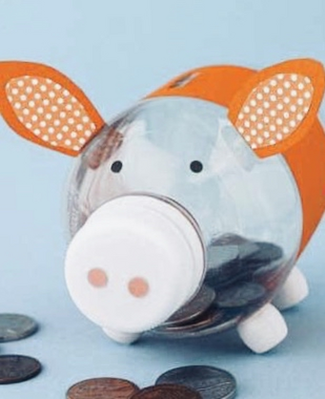 废旧的矿泉水瓶可以再次进行小小的加工,如把它变成存钱罐,小飞机模型