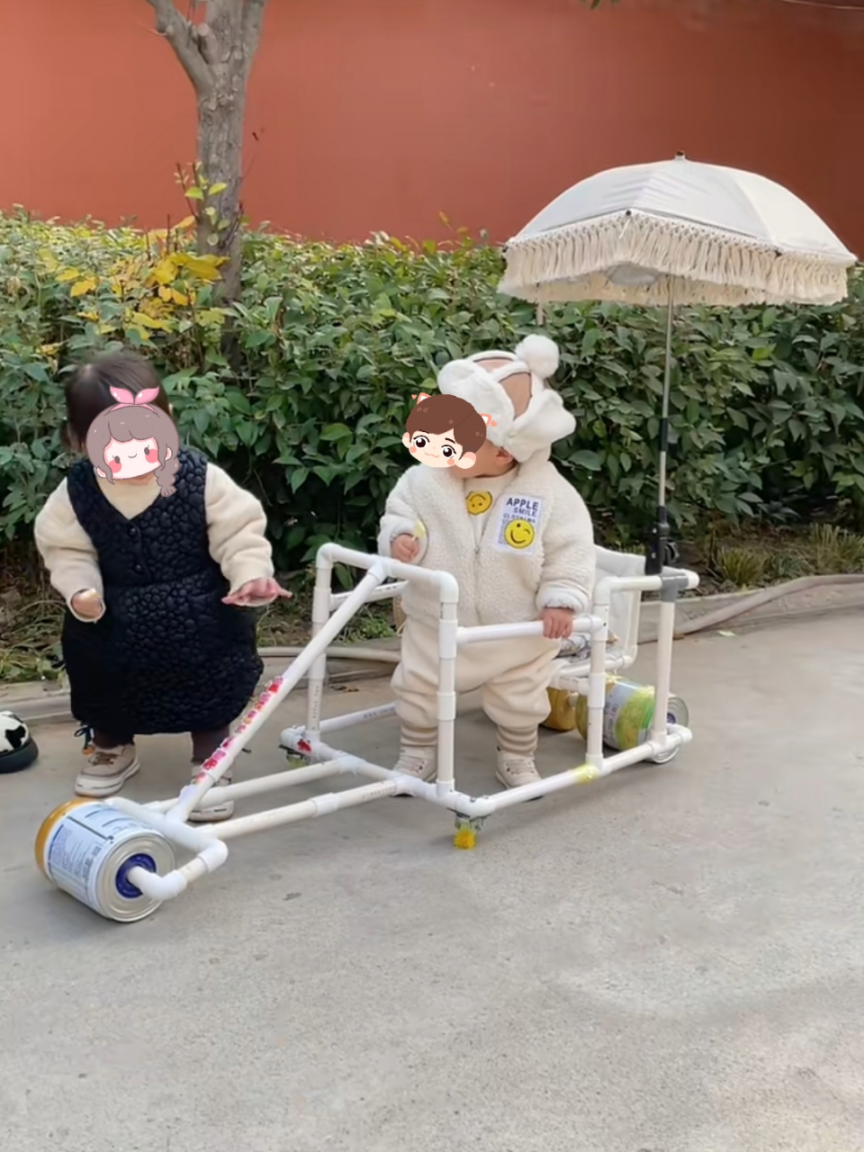 每次开着自制的学步车出门,都会引来小朋友的围观