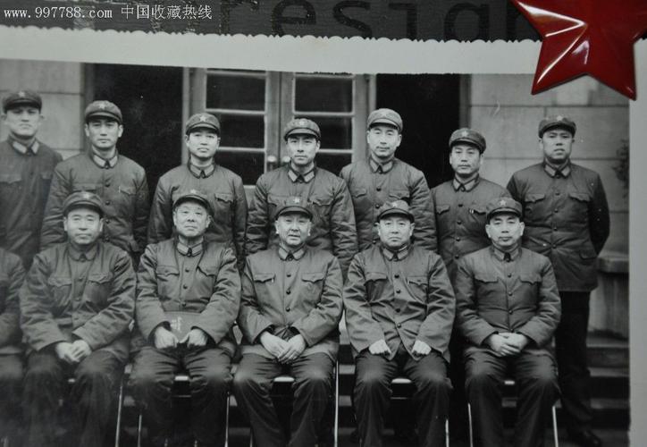 南空司令員袁彬在大街看見一幫流氓圍毆幾名軍人,立即帶人趕過去