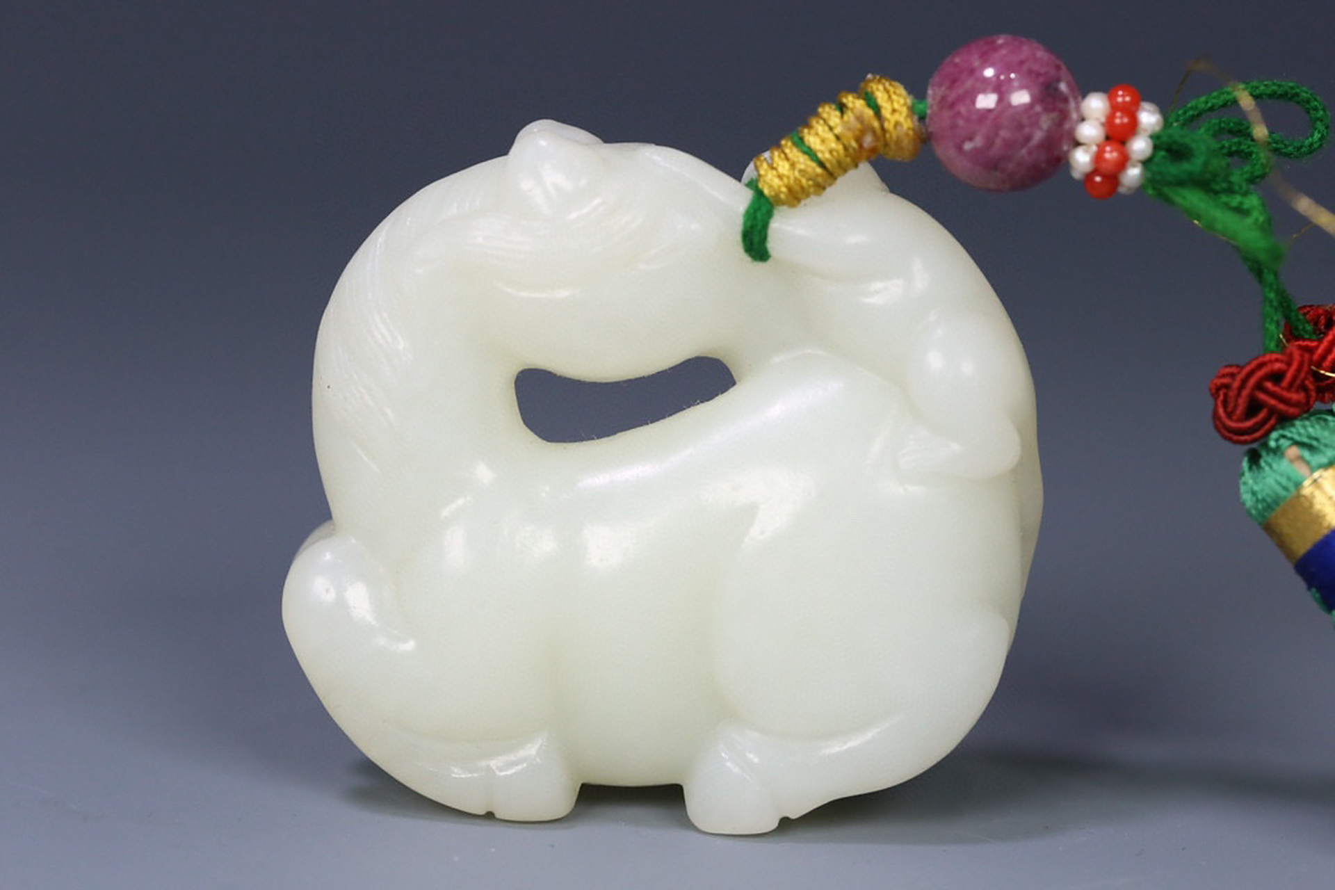 旧藏 清代 和田玉绳纹朝珠,十八子,玉马雕件一套.尺寸1.2厘米,玉马5.