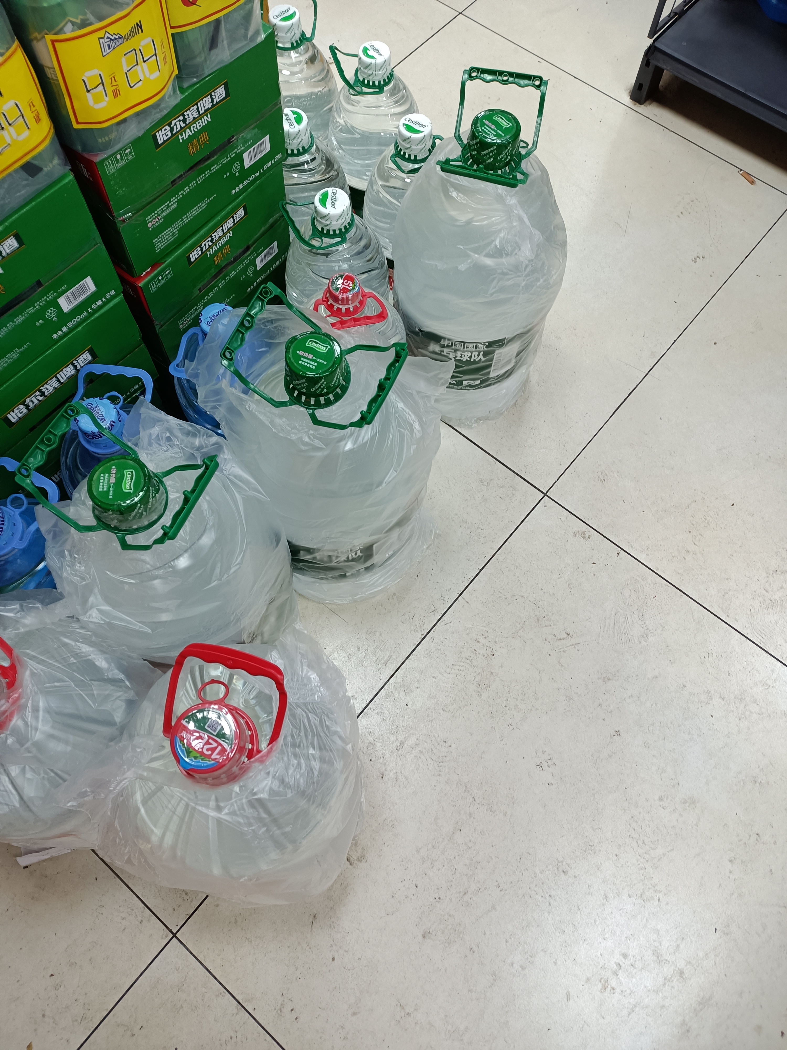 我过来买大桶矿泉水喝,省得我天天买小瓶矿泉水.#日常生活