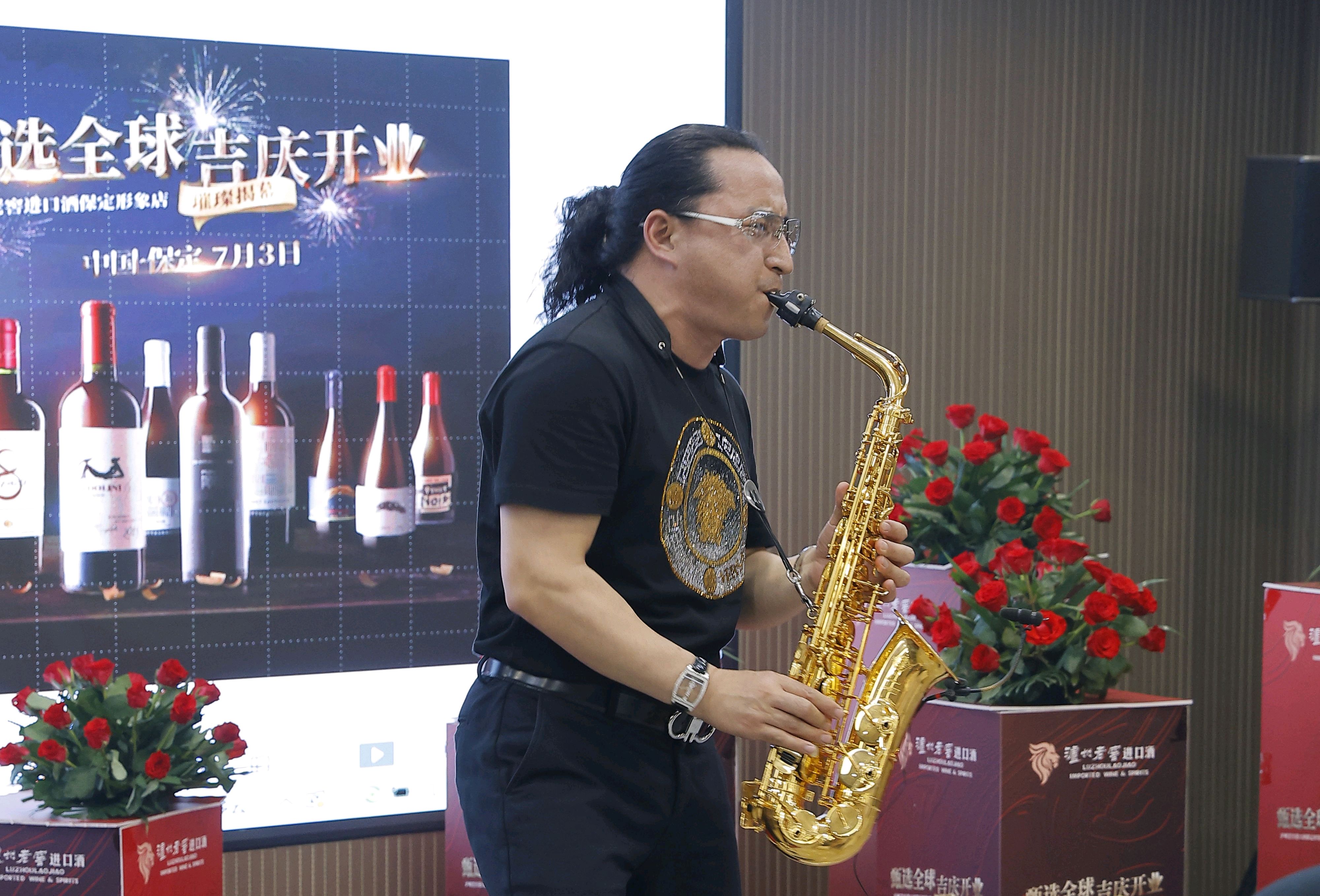 青年萨克斯演奏家刘家军迷人的舞台魅力将全场气氛推向了高潮