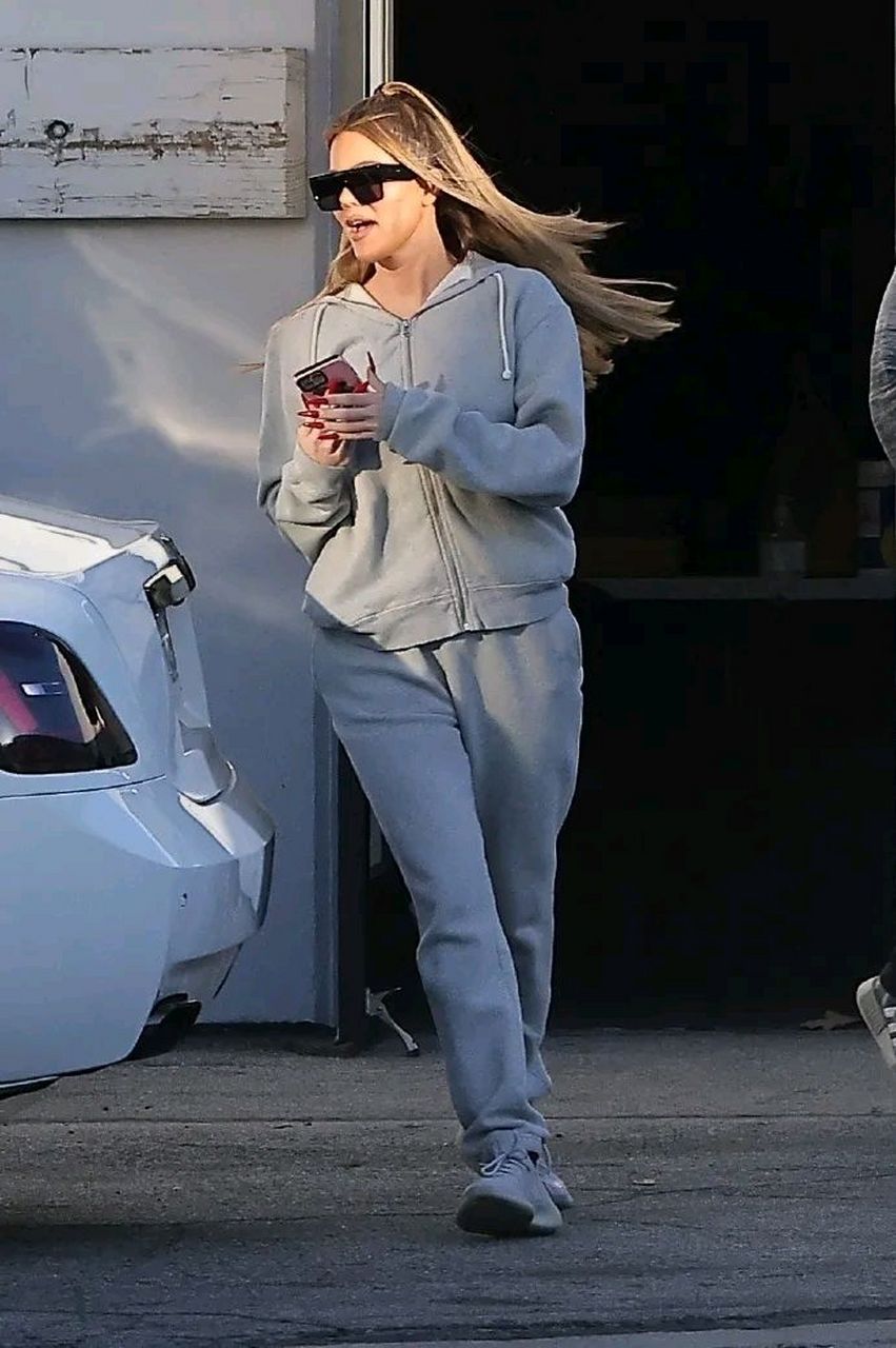 最近科勒卡戴珊出现在洛杉矶街头,她穿了一身灰色的运动装,脚踩灰色