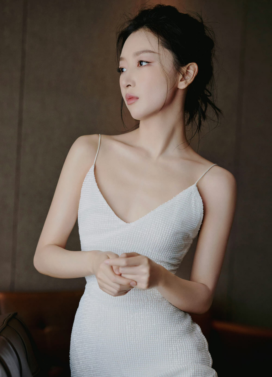 周冬雨白色露背吊带裙# 周冬雨白色露背吊带裙~02好美好贵气~季颈