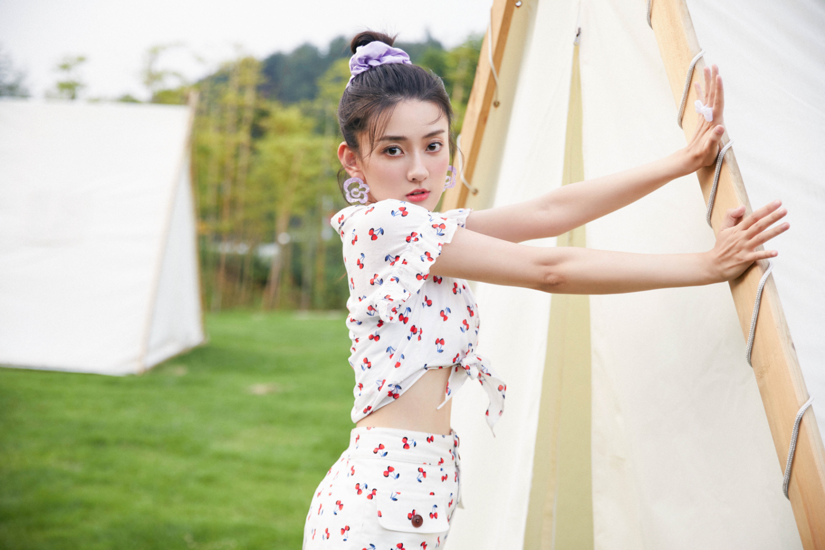 双世宠妃梁洁的现代换装,樱桃碎花丸子头俏皮可爱,小蛮腰亮了!