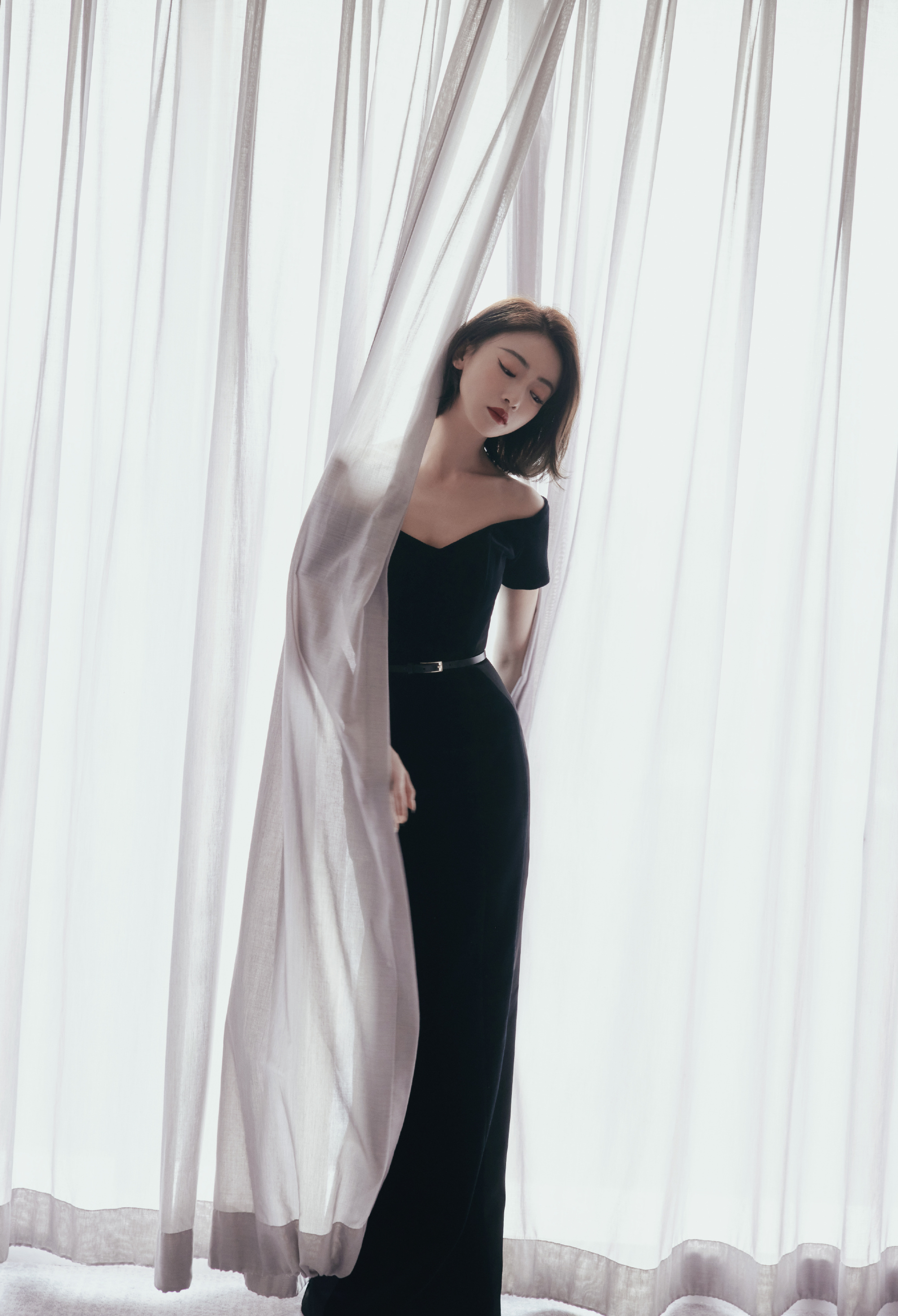 徐谨言穿着一件黑色长裙,衬托出了她白皙的肌肤和修长的身段