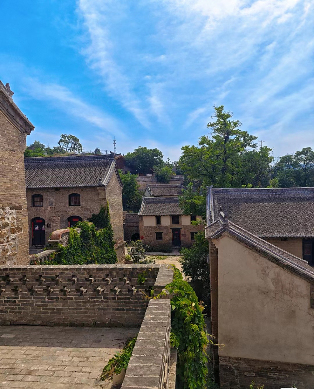 位于河南巩义大峪沟镇的海上桥村,村子四周山峦起伏,村民沿山而居.