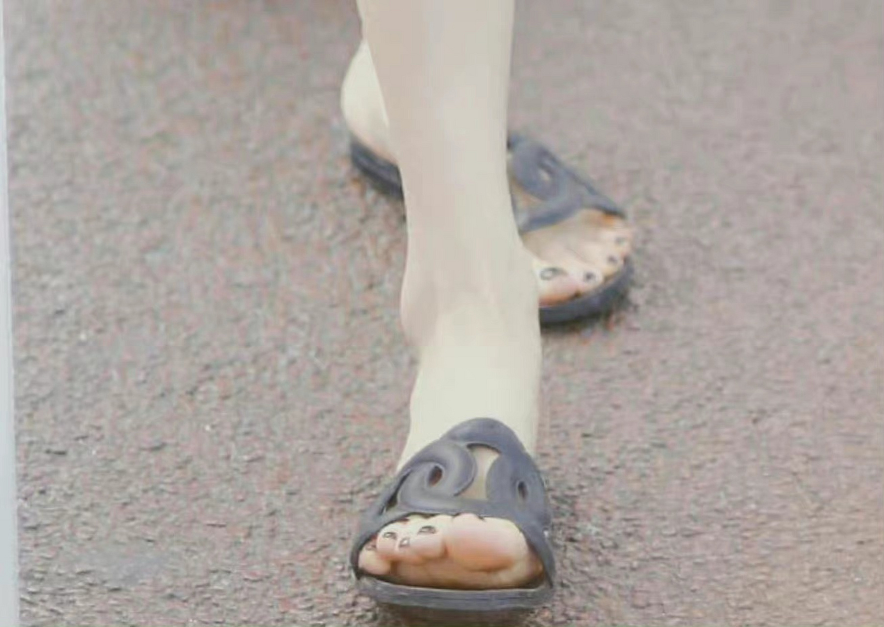 陈钰琪  大长腿机场街拍 拖鞋美jio丫