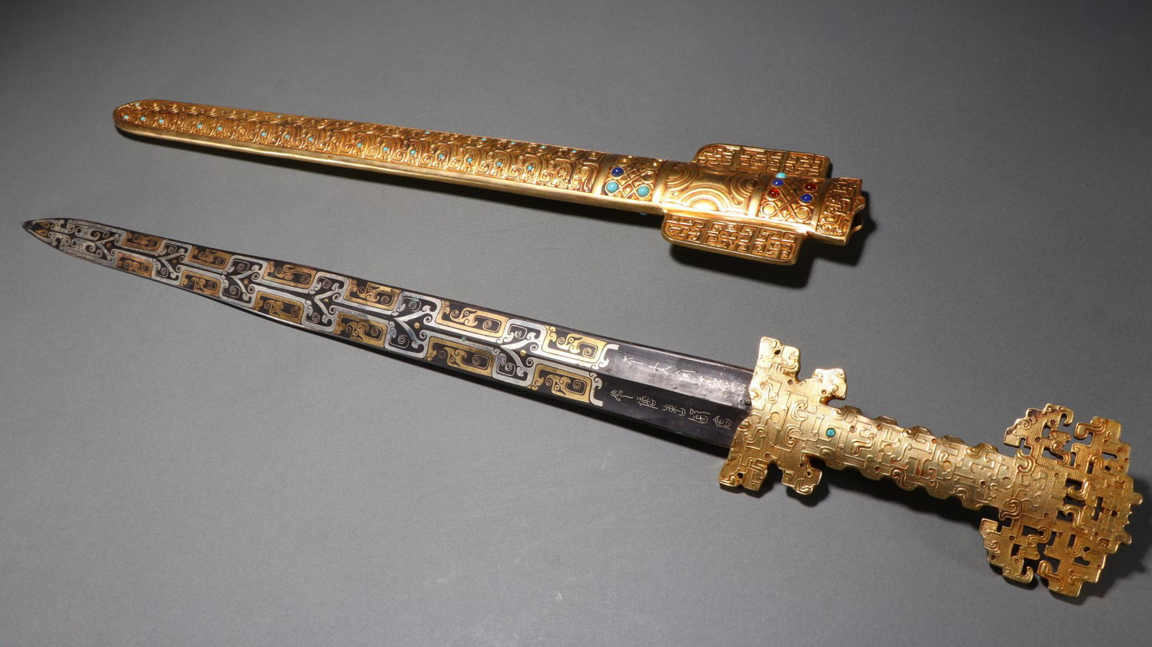 回流 铜错金银嵌宝石剑. 规格:长74.5㎝宽10.5㎝重2256g