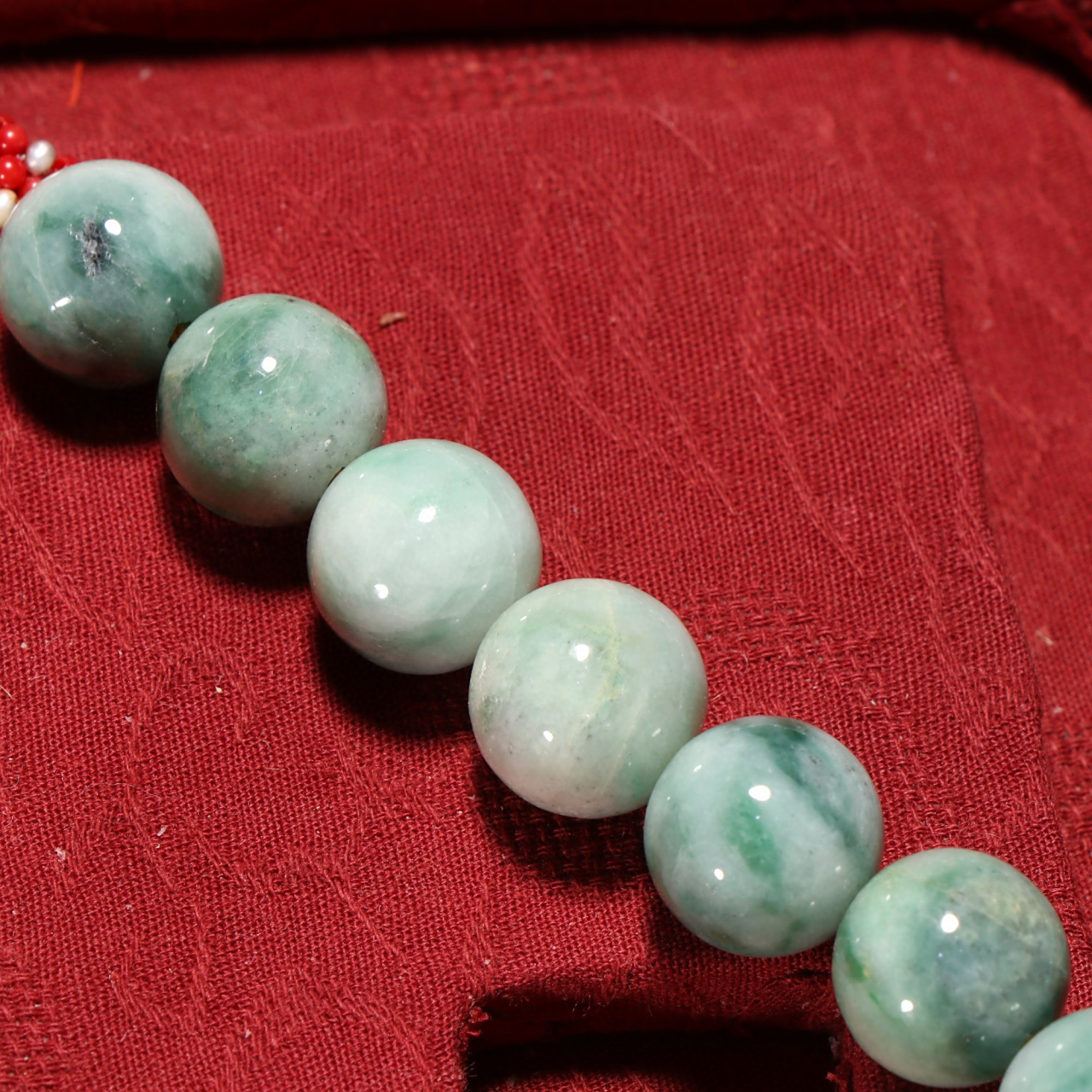 清 老翡翠朝珠一盘. 规格:珠径1.3㎝重539g