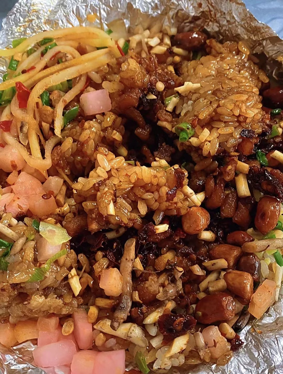 糯米饭是贵州传统早餐,从小时候几毛一份,到现在的八块一份,价格变了,