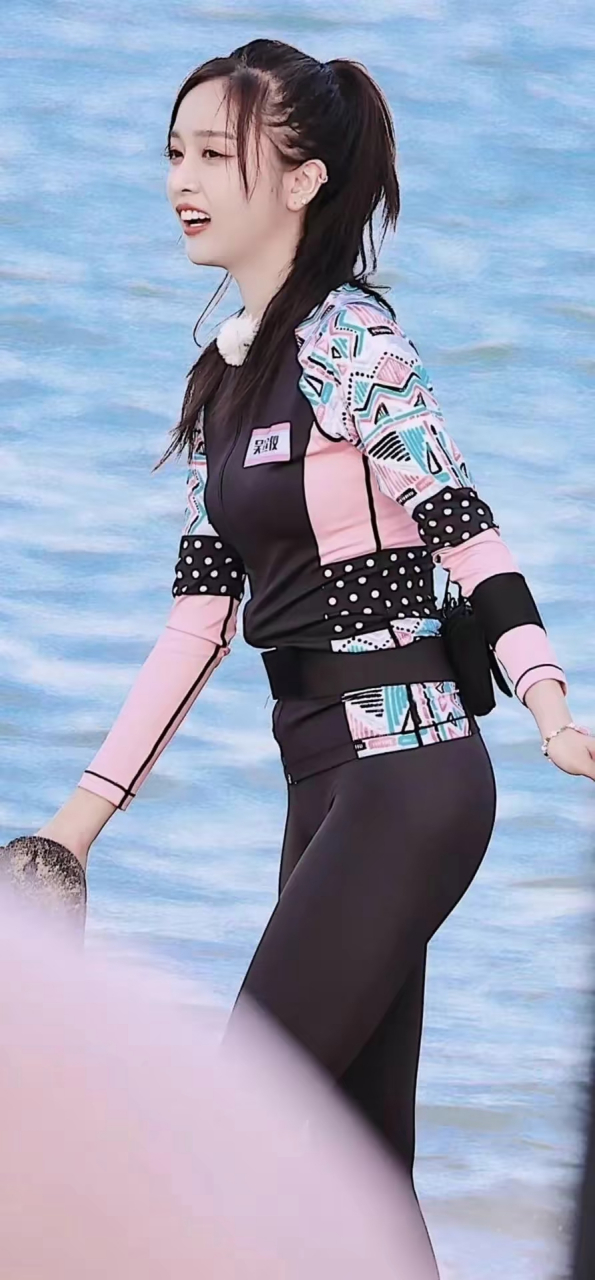 吴宣仪紧身裤找亮点