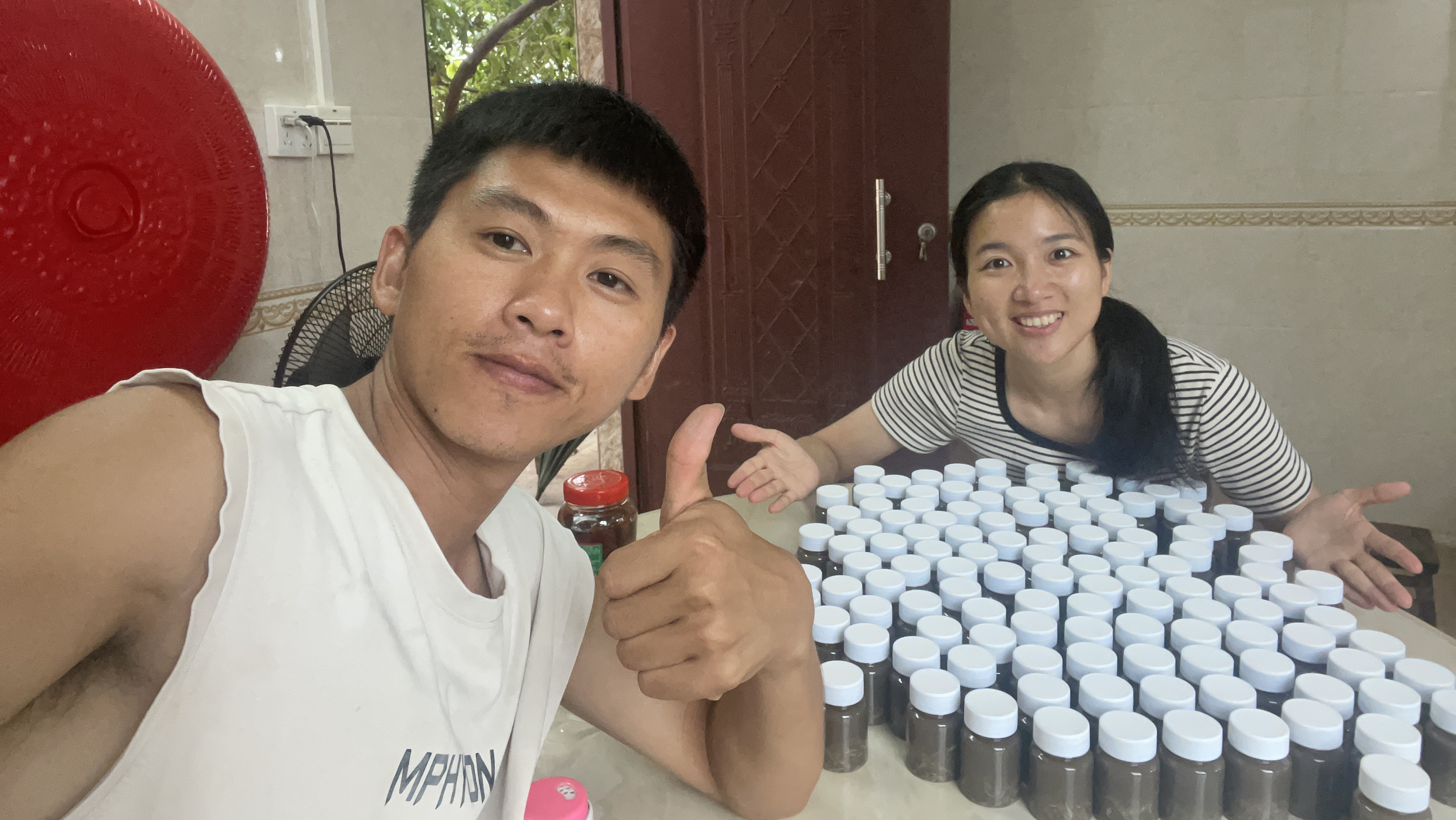 广西海边沙蟹泛滥，阿旺小两口制作成沙蟹汁，100多瓶全部送网友