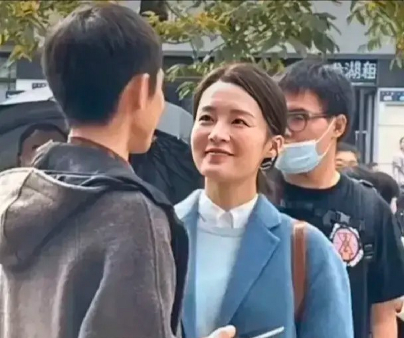 张一山李沁恋情曝光,近日张一山李沁被媒体拍到手牵着手一起逛街的