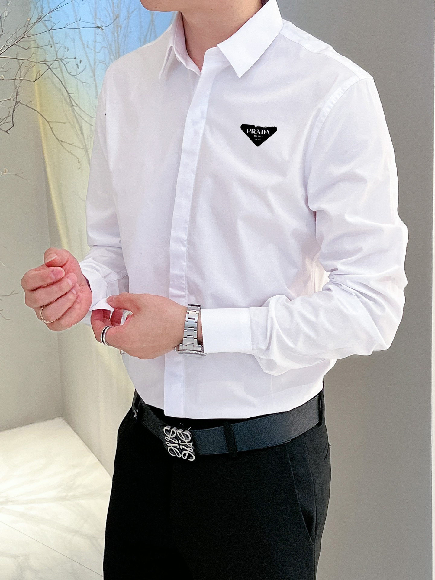 实拍普拉达新款老花肩带衬衫,简约白休闲更帅气