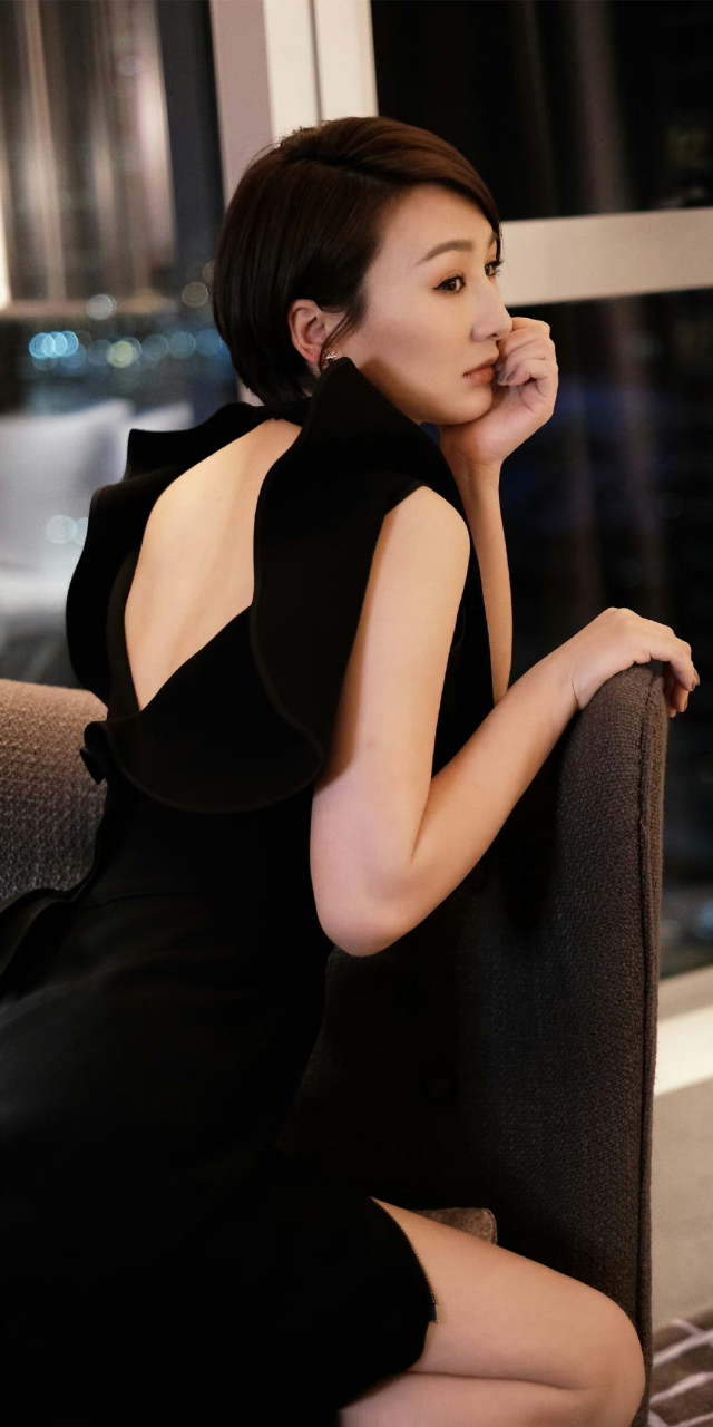 高海宁# 干净利落的短发造型,性感的蝴蝶背,柔美迷人