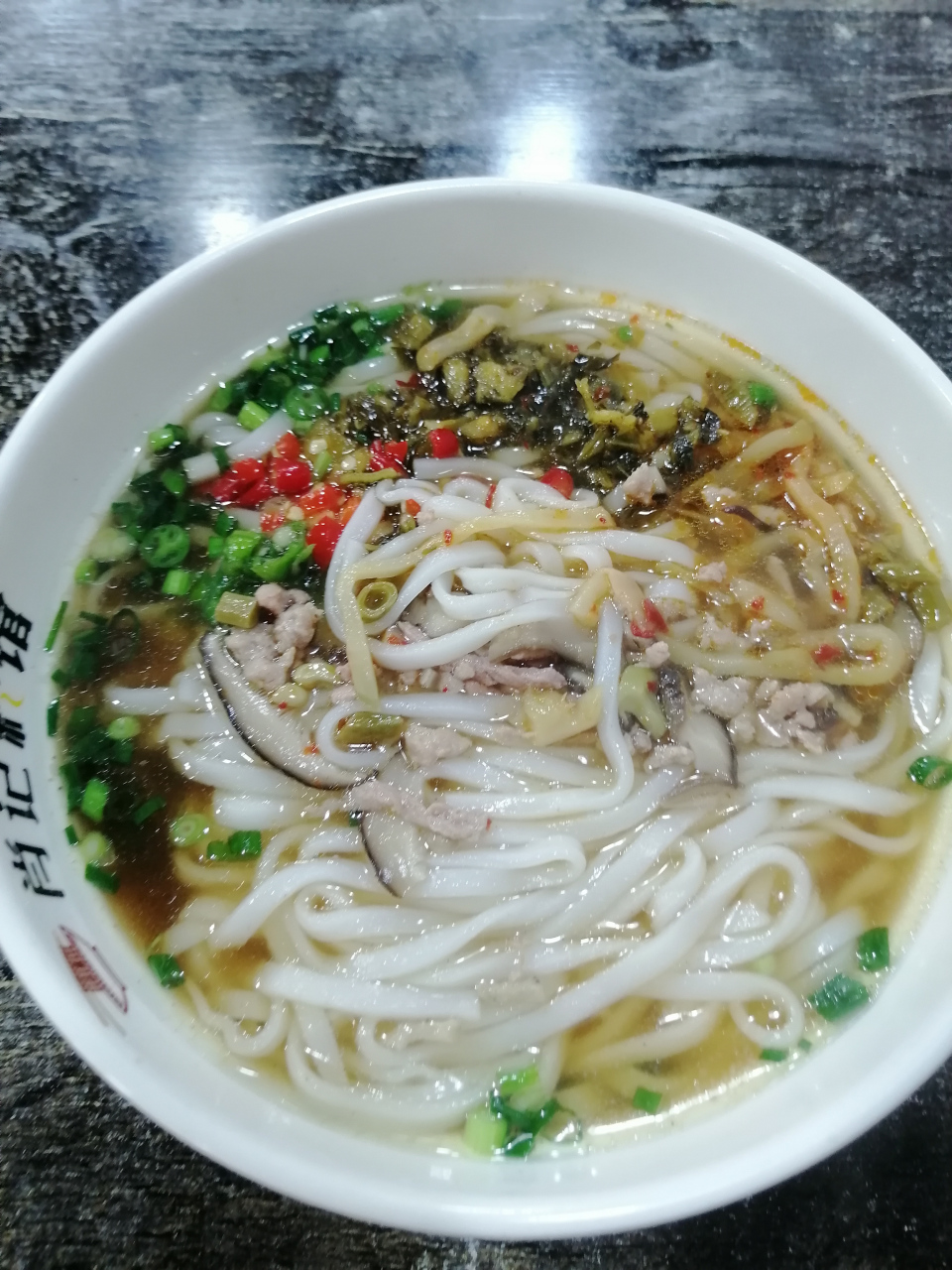 好久没出来吃粉了,喜欢吃扁粉,  点了一份香菇肉丝粉,口味还不错!