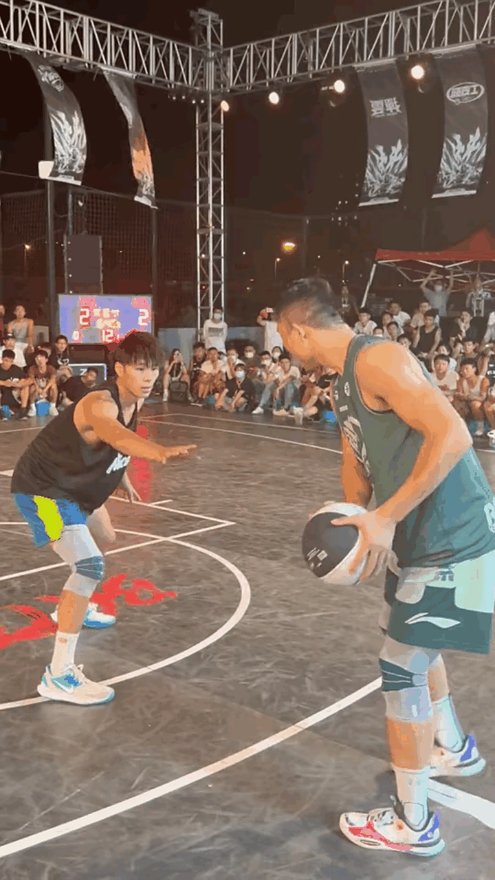 就郭凌川这个练散打的,在路人王也拿了30个冠军,你们说是不是中国篮球