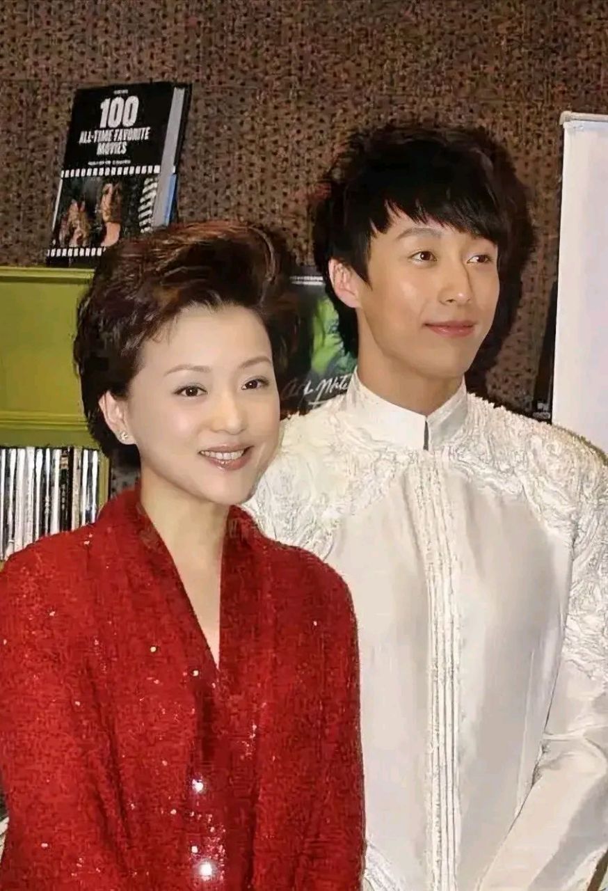 杨澜与24岁儿子同框照,不得不说,还是杨澜基因强大,根本找不到丈夫