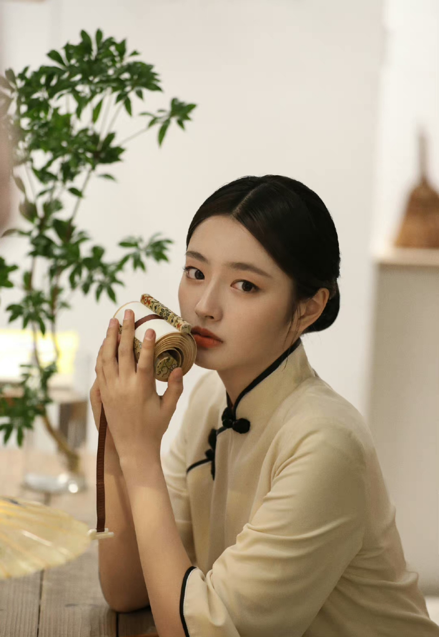 徐若晗,民国风装扮也很惊艳.