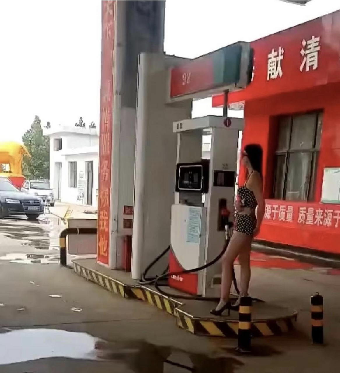 加油站现在都请模特站场了吗[抠鼻]