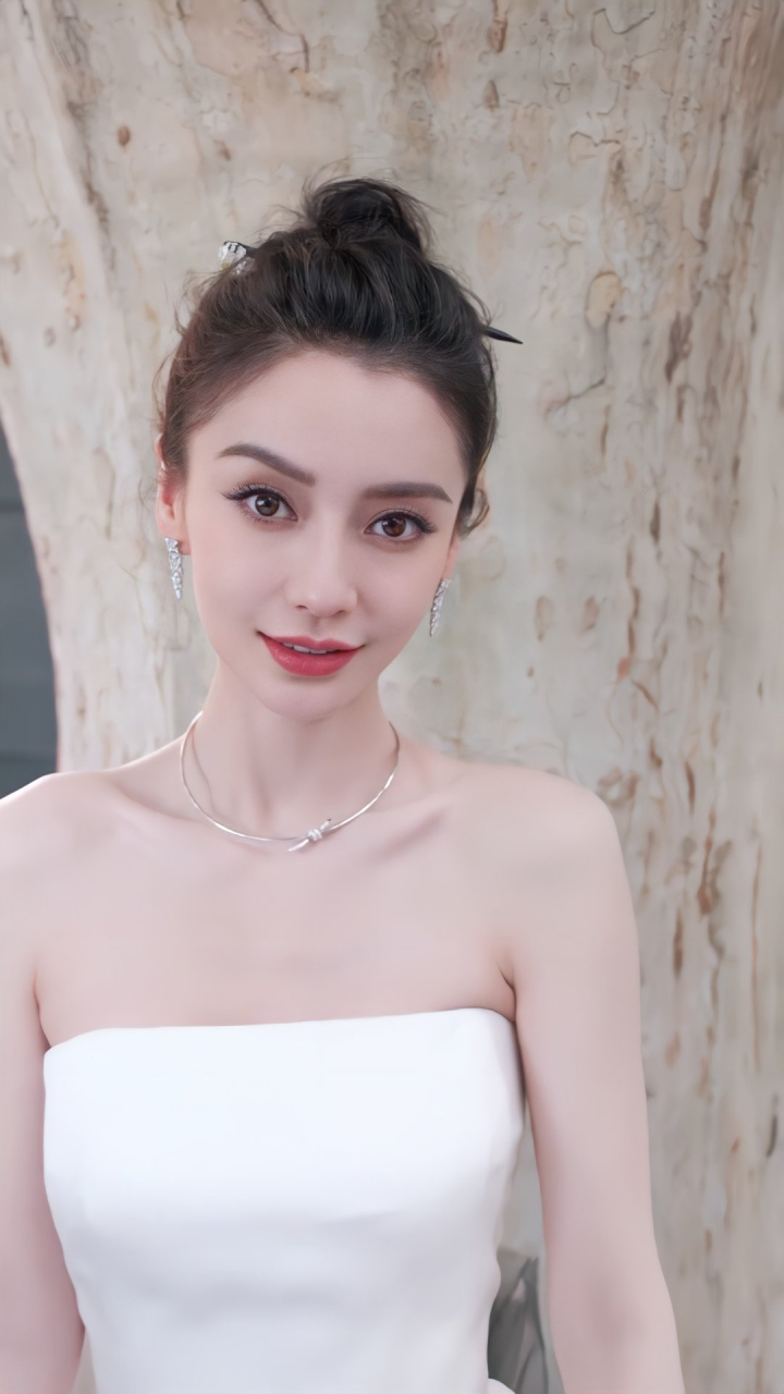 杨颖# 一袭白色抹胸纱裙,肤白貌美的容颜,白皙水嫩的肩颈线,窈窕旅铑