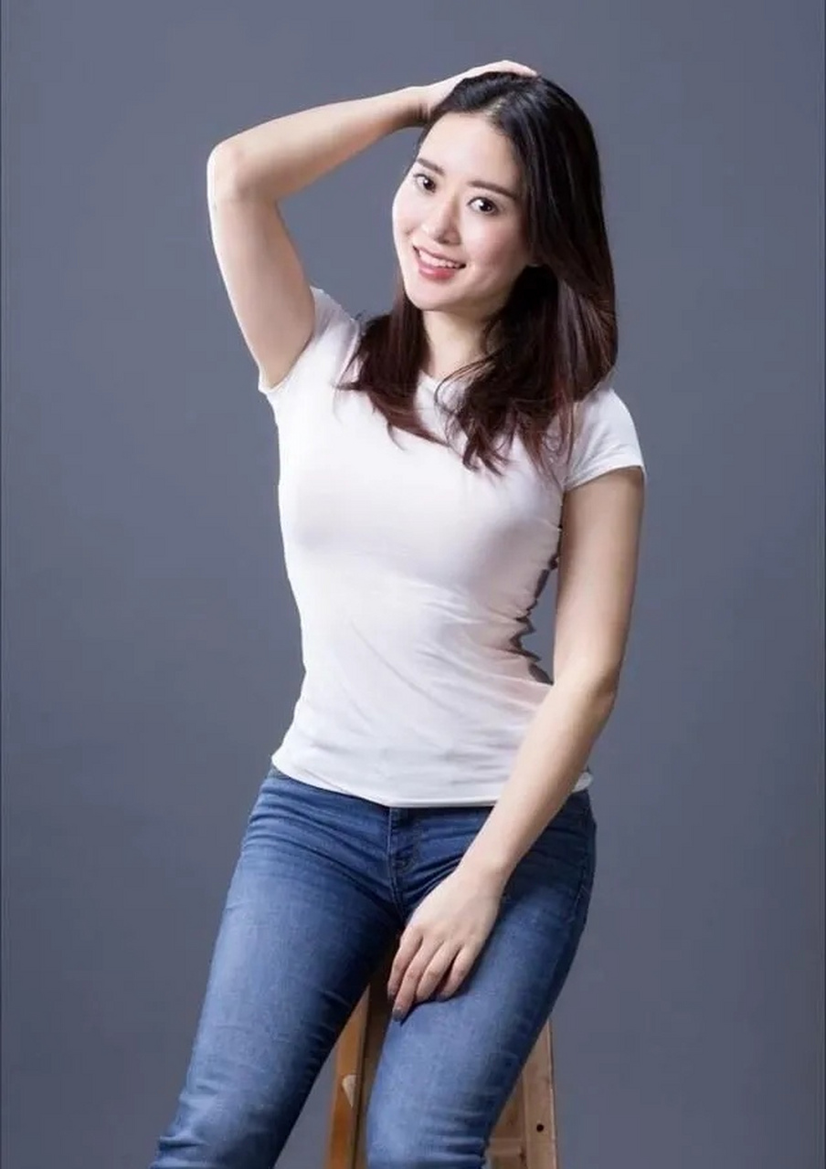 网红美女蒋聘婷身着牛仔裤的照片集锦