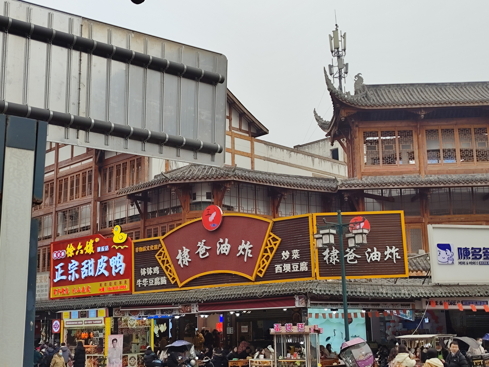 乐山市张公桥美食街的"棣爸油炸"美食店,每天都会有大量王鹤棣的粉丝