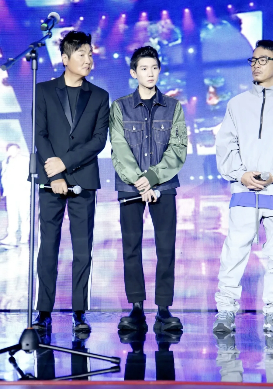 网友:从左到右,孙楠身高178,王源身高175