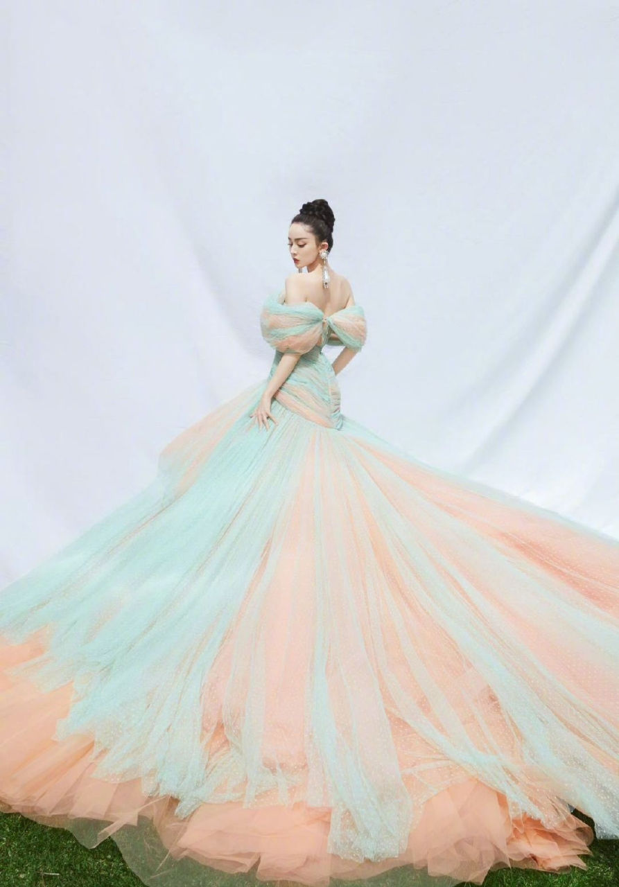 在北京国际电影节盛典上古力娜扎身穿粉绿纱裙,配着超大的耳饰,珍珠配