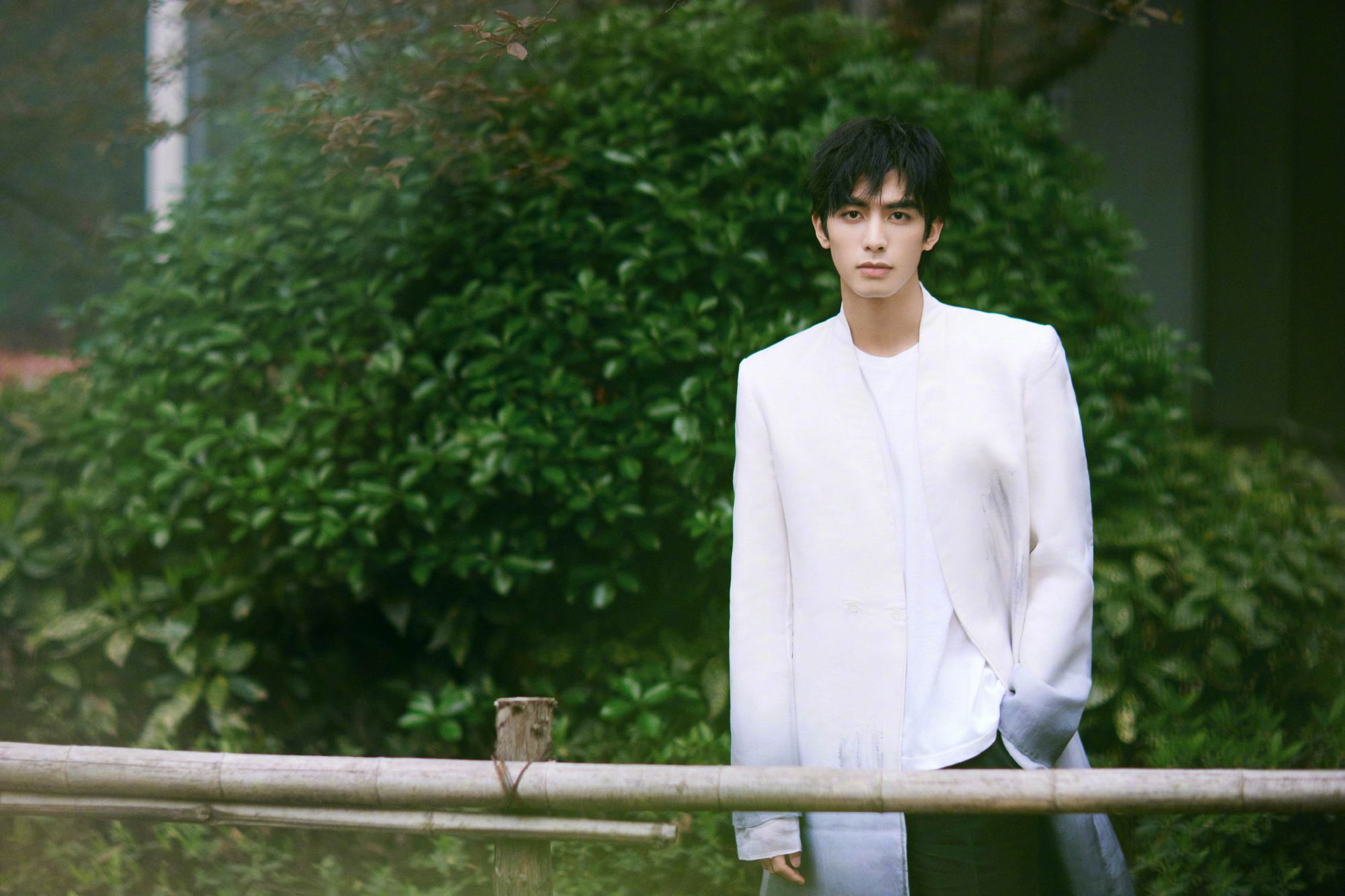 宋威龙活动造型,渐变国风外套搭配白衣黑裤,俊逸翩翩的古风少年