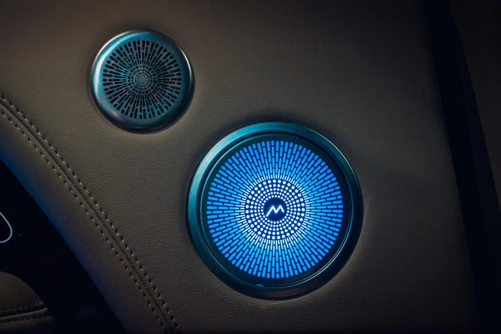 路虎揽胜行政氛围灯