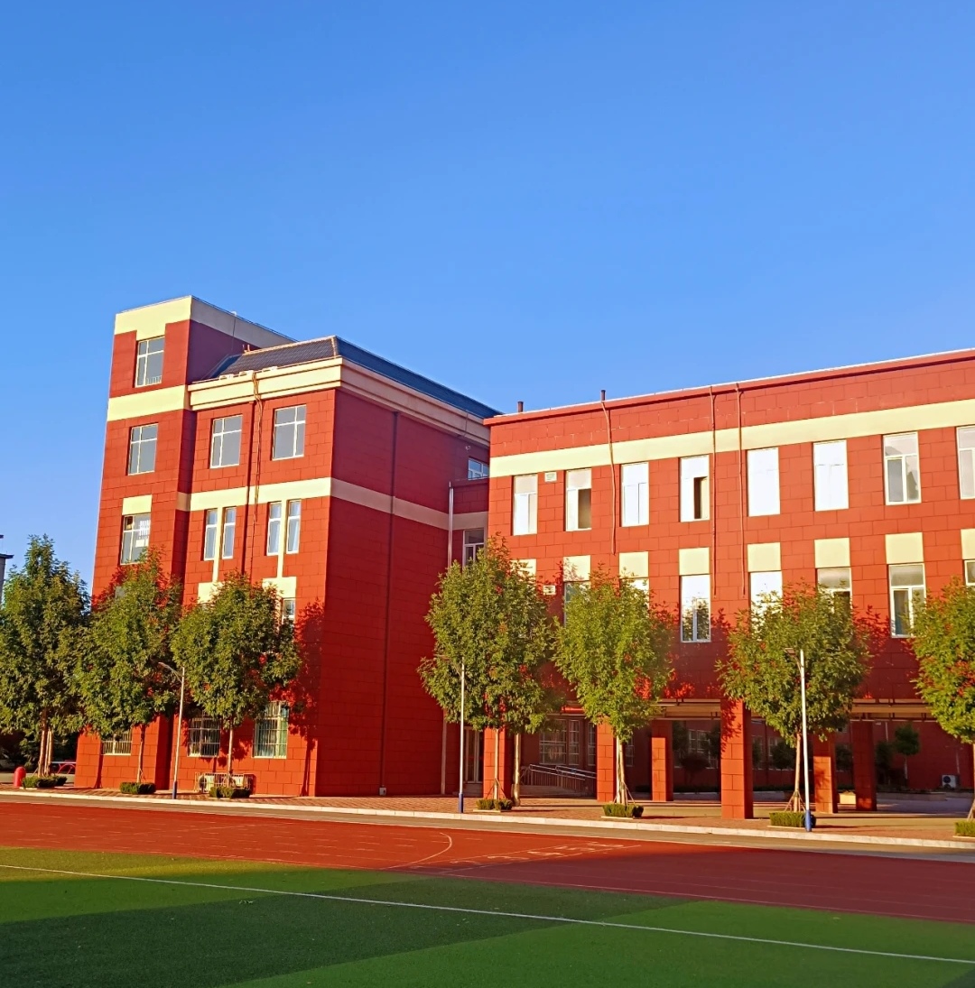 早上把孩子送到学校之后,遇到了孩子小学时认识的一位家长,于是聊了