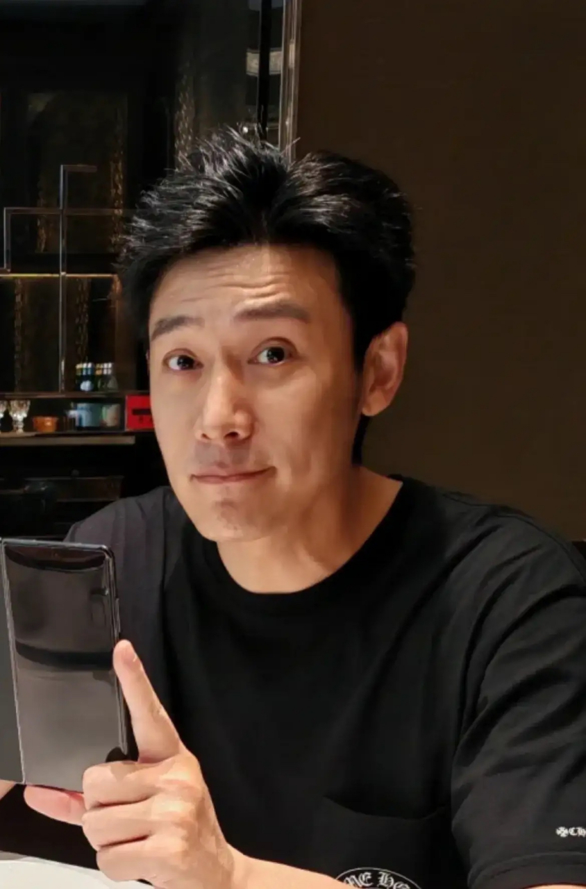 去年夏天的时候,他还因为在片场被拍到身材发福,被网友说越来越像他